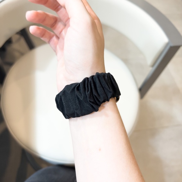 Black Scrunchie Apple Watch Strap (38/40/41mm) - Picture 4 of 5